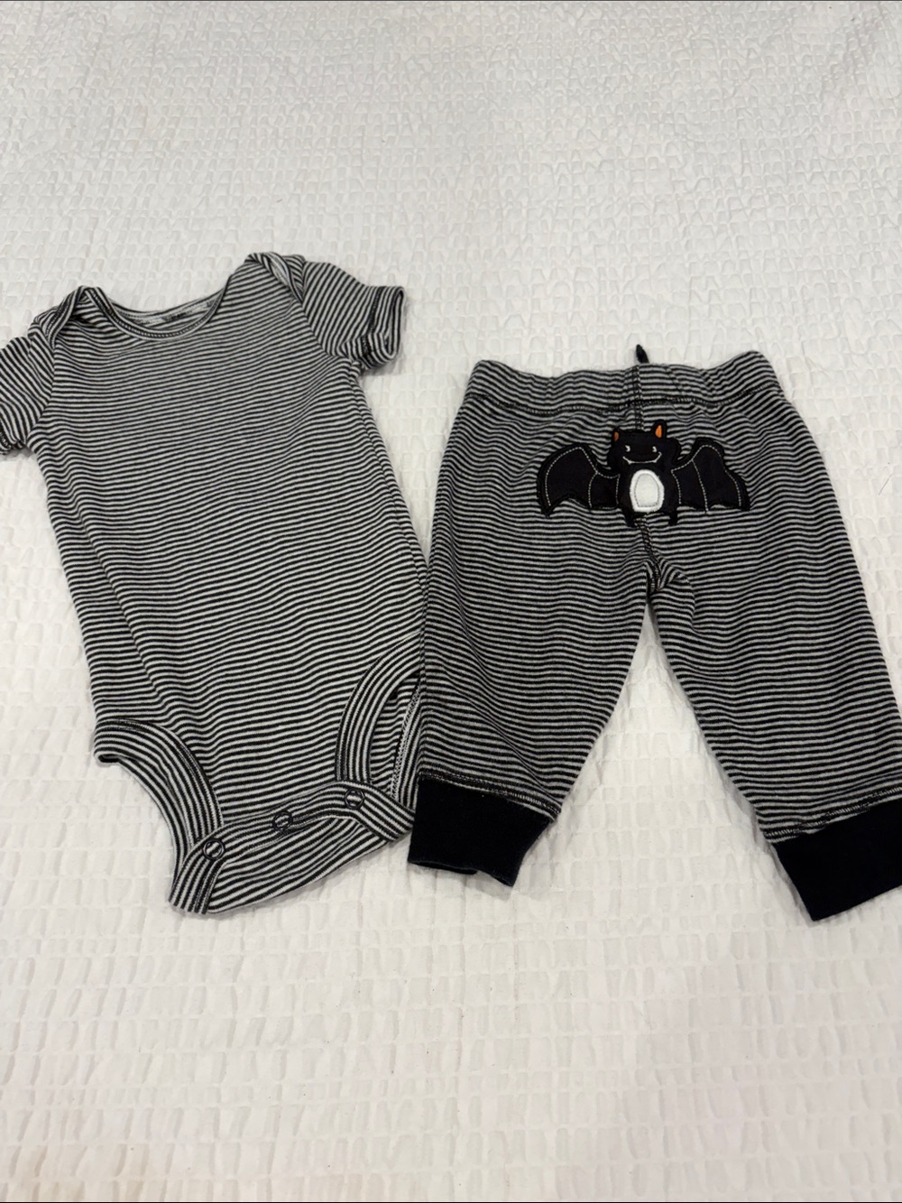 Carter’s Baby Bodysuit and Bat Pants Halloween Set
Size 3 months
